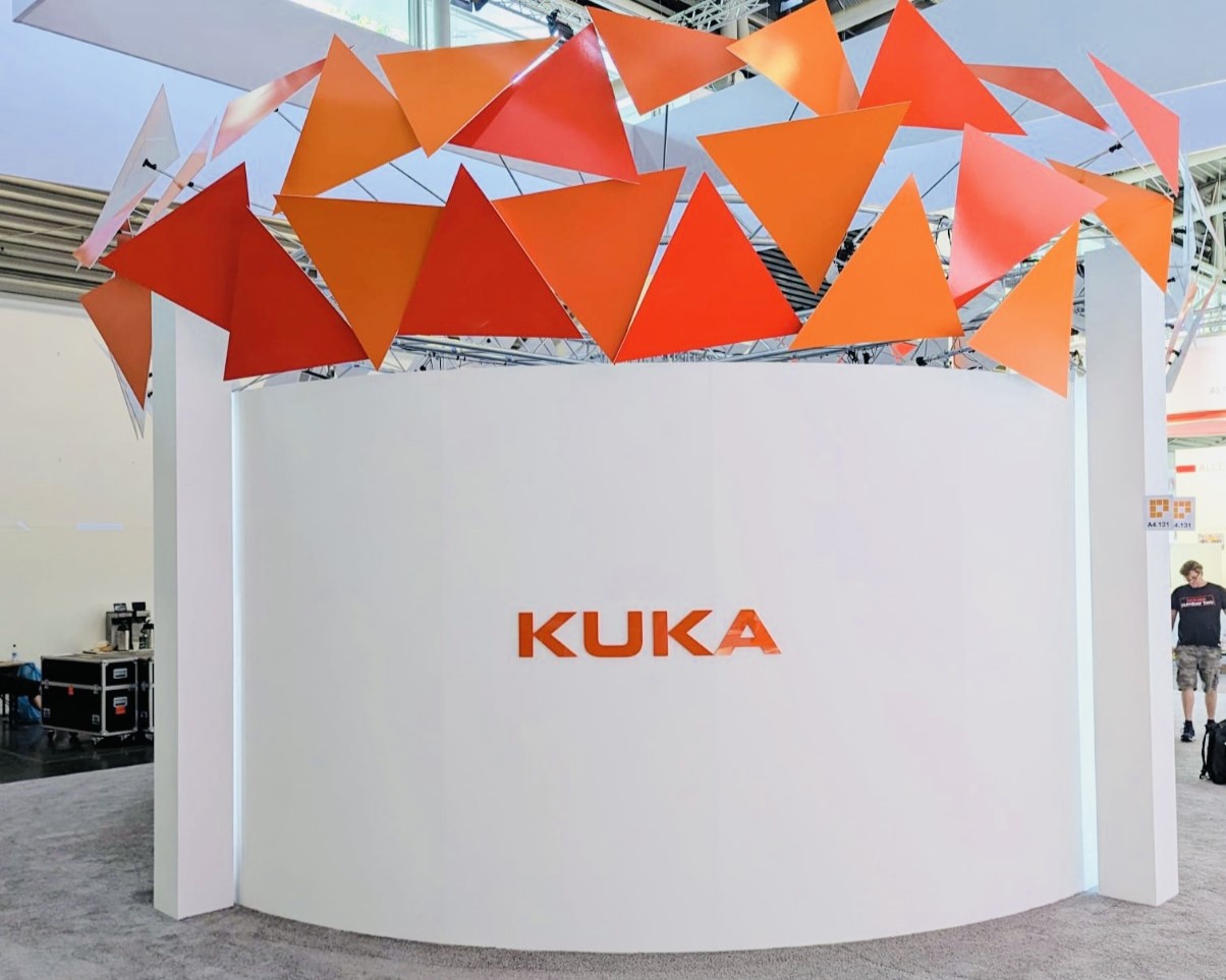Introducing the modular and mobile 360° show-cinema for KUKA AG.